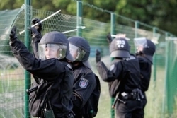 Bild: Polizei flickt den Zaun