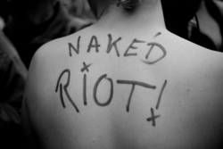 Bild: Riot, naked